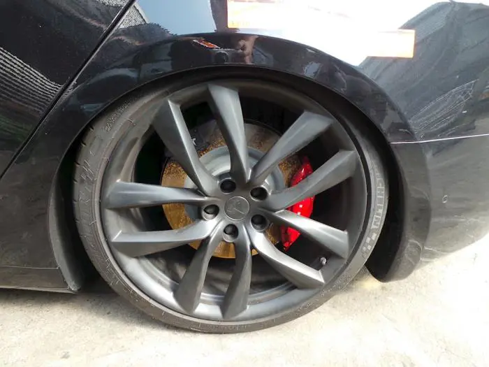 Wheel + tyre Tesla Model S