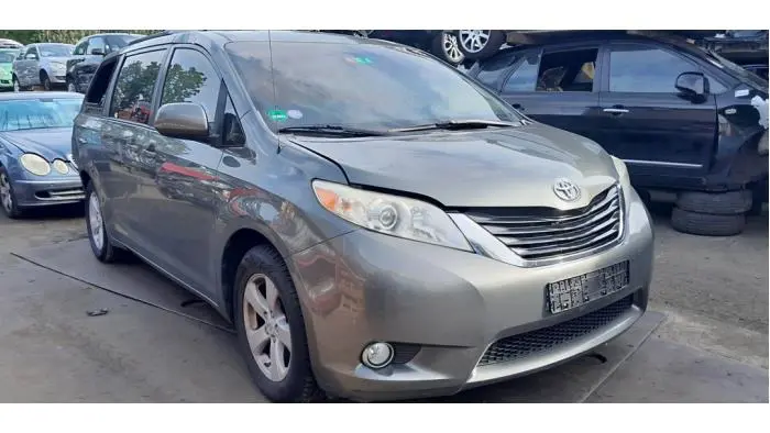Knuckle, front right Toyota Sienna