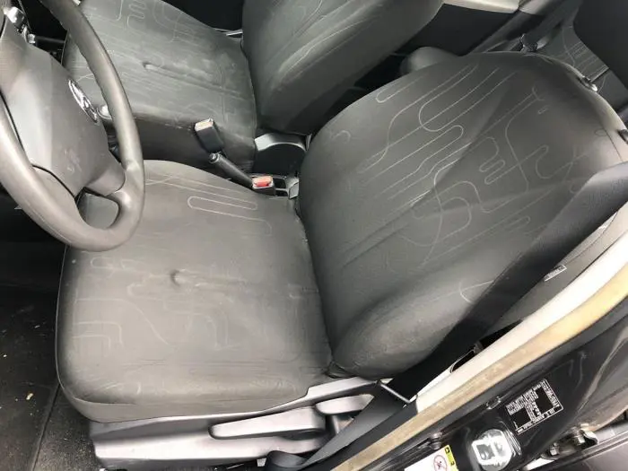 Seat, left Toyota Yaris