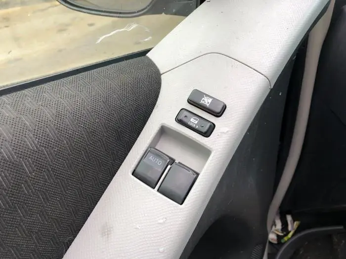 Electric window switch Toyota Yaris