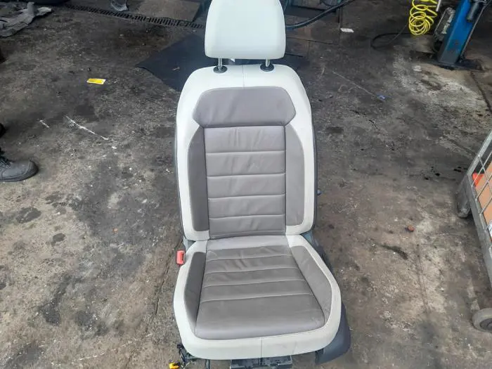 Seat, left Volkswagen T-Roc