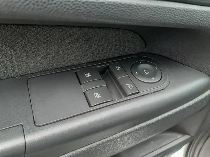 Electric window switch Opel Zafira B
