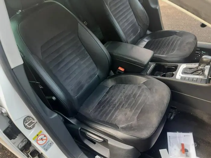 Seat, right Volkswagen Passat