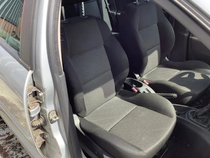 Seat, left Peugeot 207